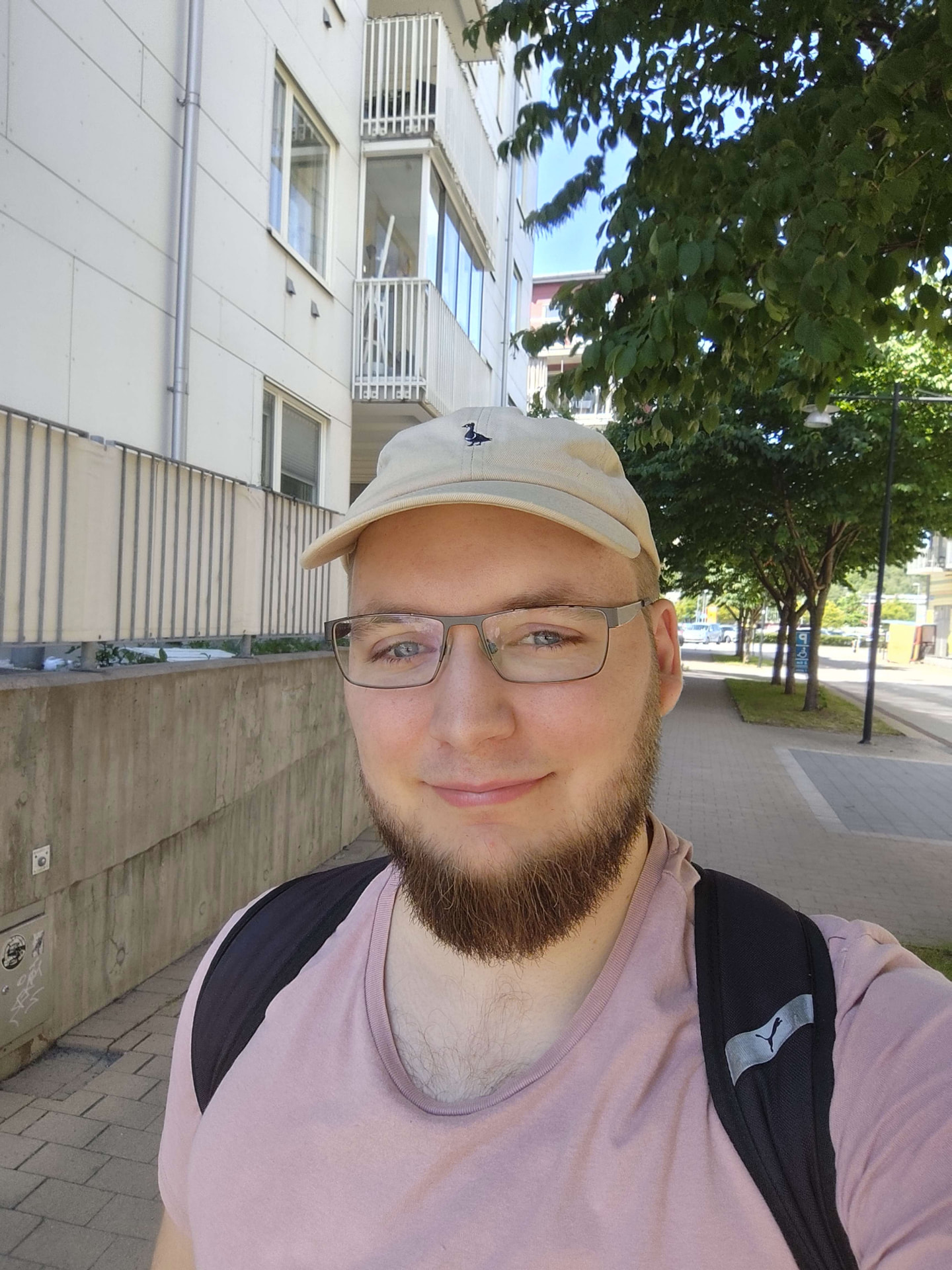 Avslappnat porträtt av Axel Lindström i en vardaglig miljö.